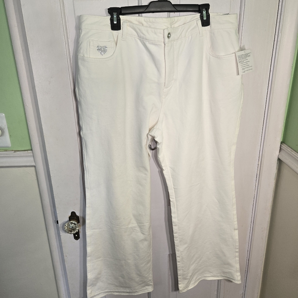 Quacker Factory White Cropped Jeans with Logo Detail SIZE 20w